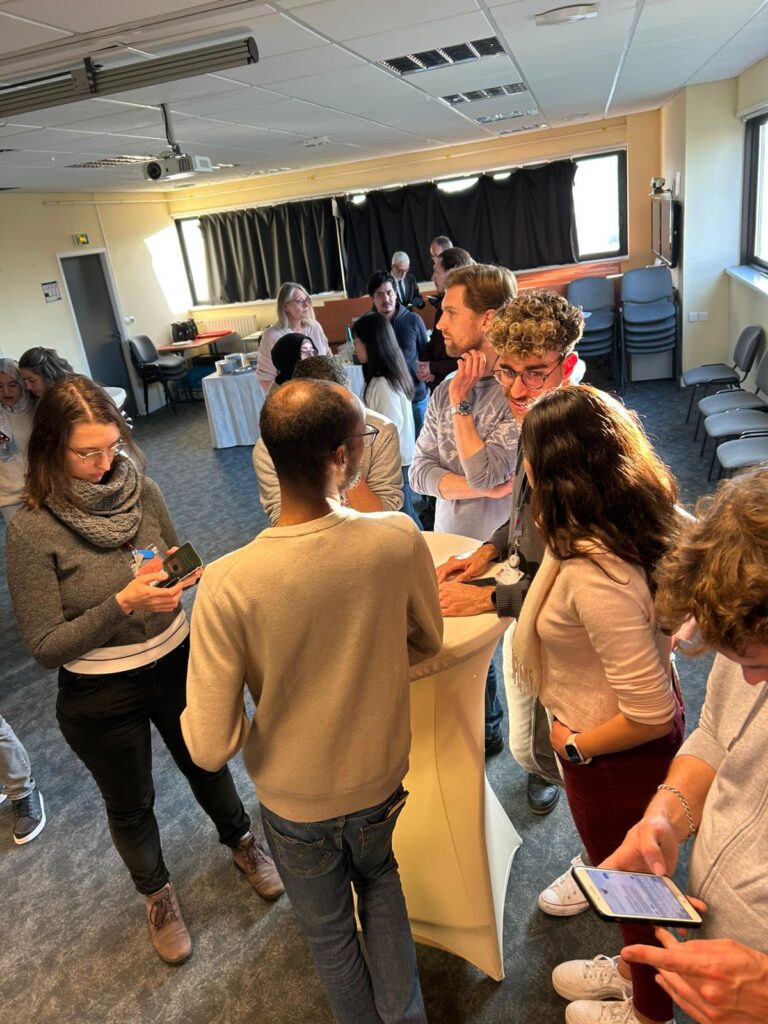 Sur cette photo, un groupe de collègues se rassemble et échange dans une atmosphère conviviale lors de l’événement organisé en l’honneur du départ à la retraite de Françoise Maugé, Directrice de Recherche au CNRS. Les discussions et rires témoignent de l’ambiance chaleureuse et des liens professionnels forts partagés dans le laboratoire.